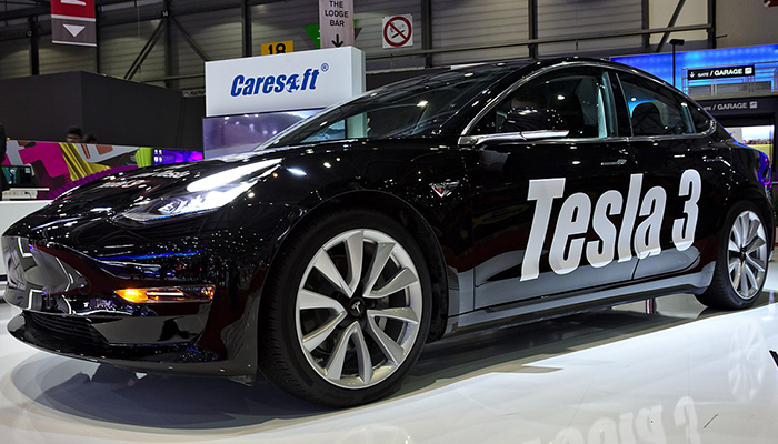 Viteza de incarcare a Tesla Model 3 vs. Porsche Taycan